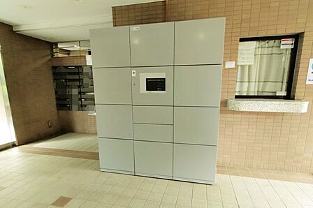 外出中などの不在時に便利な、宅配ボックスがございます。