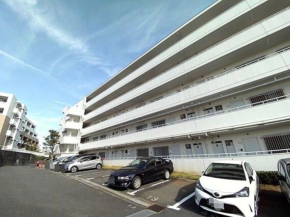 敷地内駐車場で...