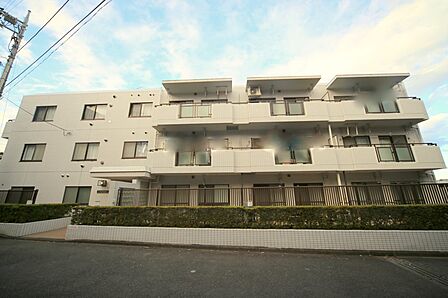 小田急線「鶴川」駅まで、徒歩11分の立地です♪
