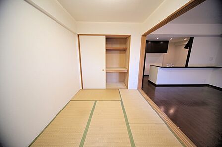 押入れがあり寝室としても使える、和室5.7帖となっております♪