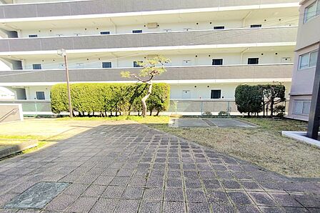マンションの敷地内には、中庭スペースがございます♪