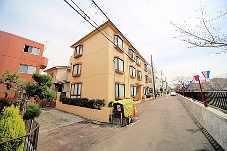 周辺には商業施設が多く、お買い物便利な住環境となっております♪