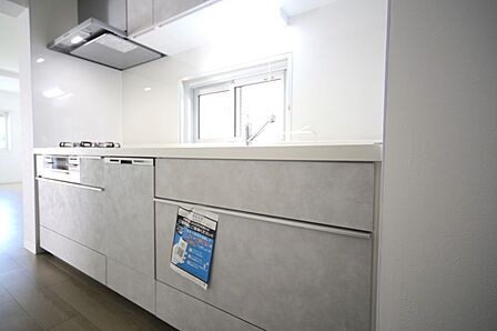 窓があり、明るいキッチンスペースとなっております♪