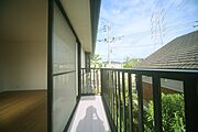 お洗濯物が良く乾きそうな、南向きのバルコニーです♪