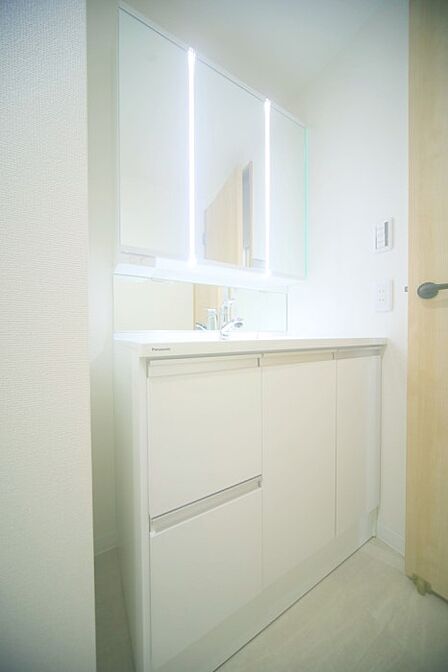 三面鏡のシャンプードレッサーで、お出かけ前の身支度もスムーズに♪