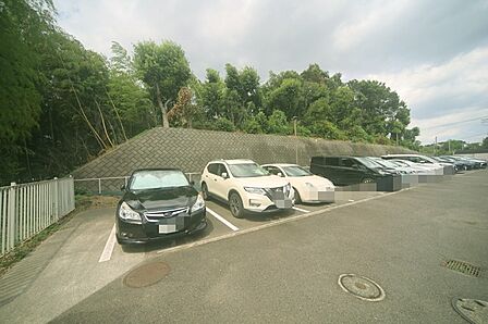敷地内駐車場です(空き状況はお問い合わせ下さいませ。)