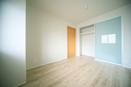 クローゼット付きの洋室は、約5．8帖でございます♪