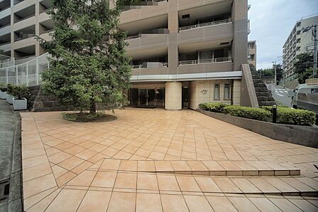 マンションの敷地内には、植栽が施されております♪