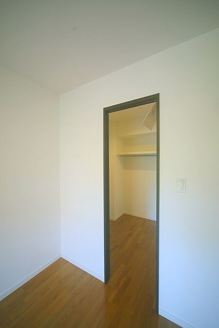 ウォークインクロゼット付きで、お部屋がスッキリ片付きそうですね♪