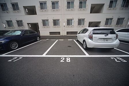 お部屋から近くに、専用駐車場ございます! 月額使用料4030円です♪
