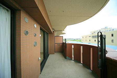 お洗濯物が良く乾きそうな、南東向きのワイドバルコニーです♪