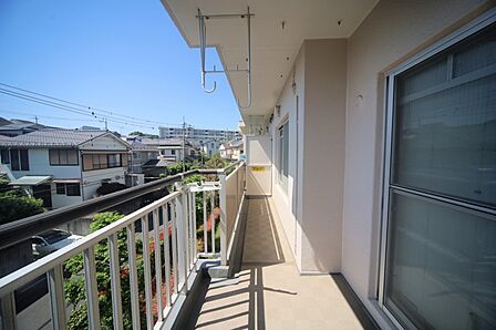 お洗濯物が良く乾きそうな、南向きのワイドバルコニーです♪