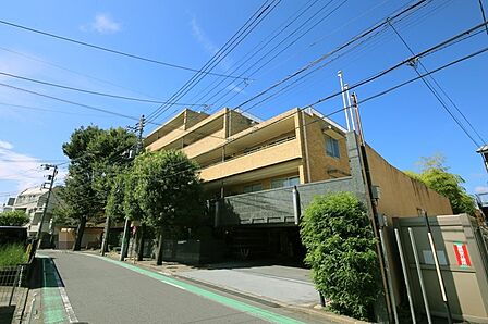 小田急線「喜多見」駅まで、徒歩4分！　シニア向けマンションです♪