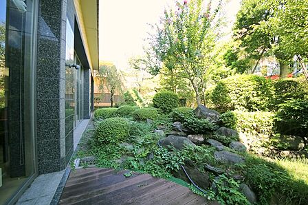 マンションの敷地内には、植栽が施されております♪