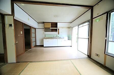 和室と続き間ですので、リビングとしてくつろげそうですね♪