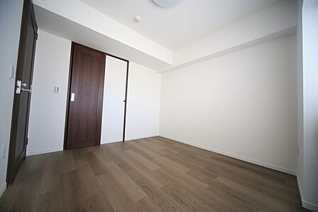 ウォークインクロゼットの有る、洋室約6帖となっております♪