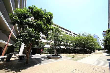 マンションの敷地内には、憩いのスペースがございます♪