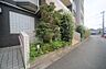 その他：マンションの敷地内には、植栽が施されております♪