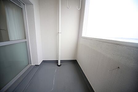 お洗濯物が良く乾きそうな、南西向きのバルコニーです♪