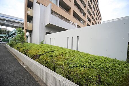 植え込みなどの有る、共用スペースとなっております♪