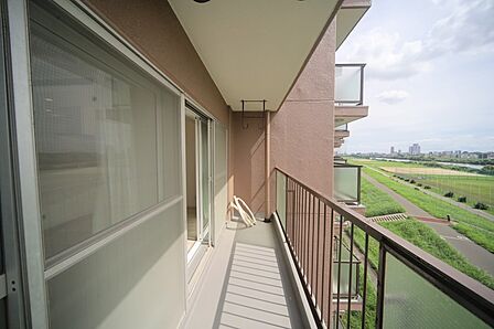 お洗濯物が良く乾きそうな、南西向きのワイドバルコニーです♪