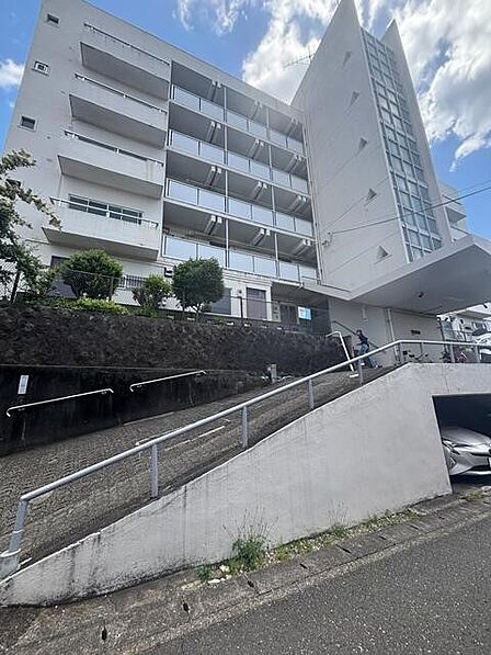小田急線「新百合ヶ丘」駅まで、徒歩9分の立地です♪