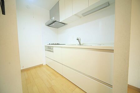 白を基調にした、清潔感のあるシステムキッチンとなっております♪