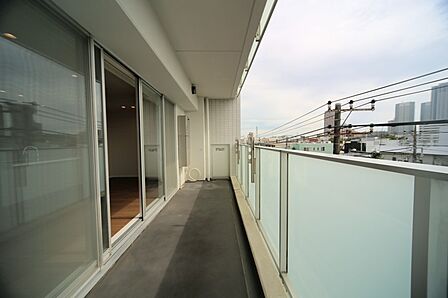 お洗濯物が良く乾きそうな、南西向きのバルコニーです♪