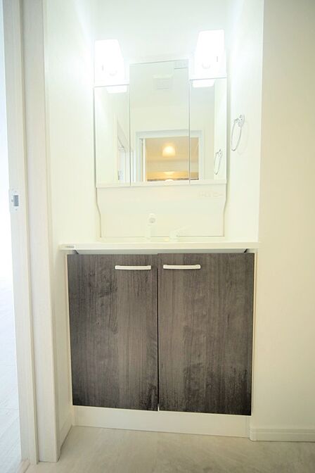 三面鏡のシャンプードレッサーで、お出かけ前の身支度もスムーズに♪