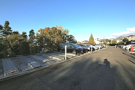 敷地内駐車場です(空き状況はお問い合わせ下さいませ。)