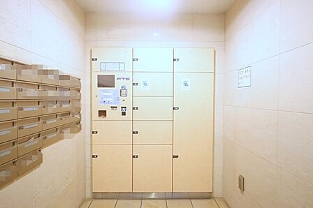 外出中などの不在時に便利な、宅配ボックスがございます。