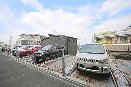 敷地内駐車場です(空き状況はお問い合わせ下さいませ。)