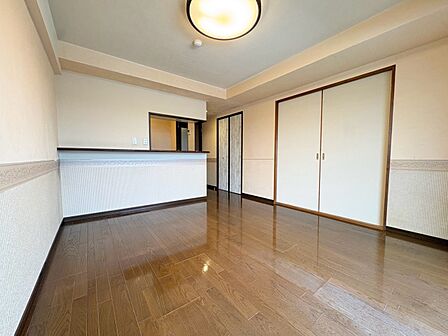 現況空室です！　家族の集うリビングは明るく、家族団欒できますね♪