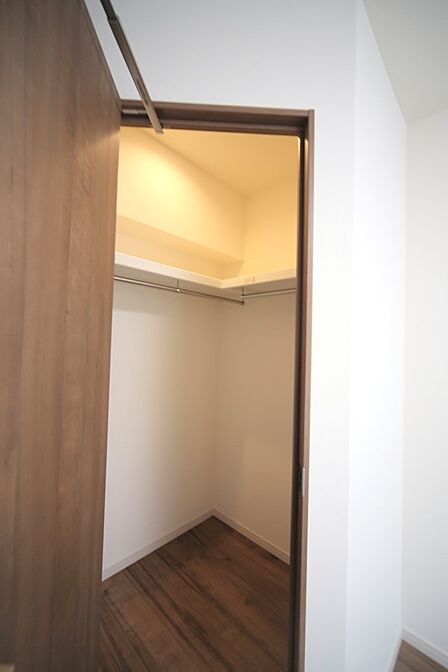 主寝室には、ウォークインクロゼットが設置されております♪