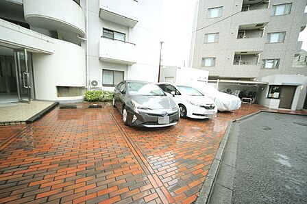 敷地内駐車場です（空き状況はお問い合わせ下さいませ。）