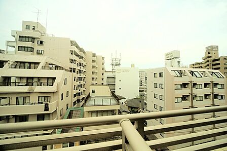 6階部分の東南向き角部屋です! 陽当り風通し良好となっております♪