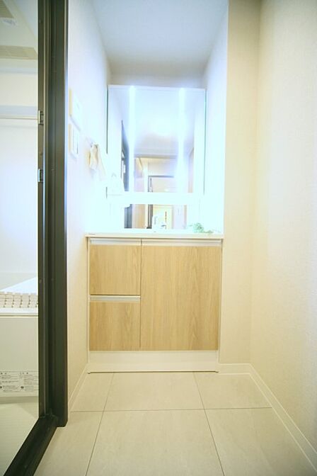 三面鏡のシャンプードレッサーで、お出かけ前の身支度もスムーズに♪