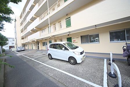敷地内駐車場です(空き状況はお問い合わせ下さいませ。)