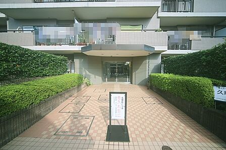 エントランスアプローチには、植栽が施されております♪