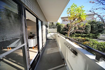 お洗濯物が良く乾きそうな、東南向きのワイドバルコニーです♪