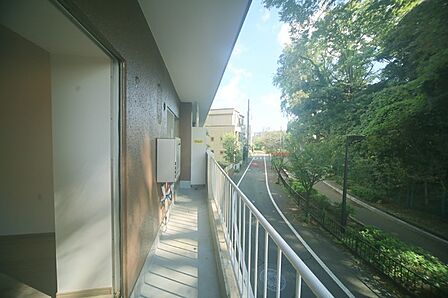 お洗濯物が良く乾きそうな、南西向きのバルコニーです♪