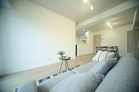 明るい光が差し込む、心地のよいリビングでございます♪