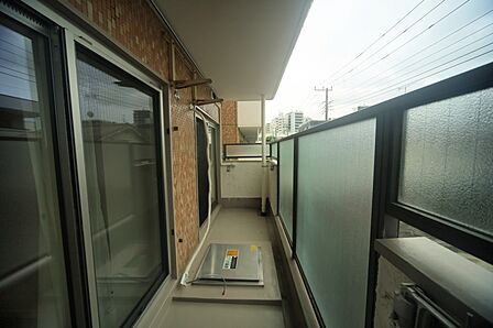 お洗濯物が良く乾きそうな、南西向きのワイドバルコニーです♪