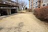 その他：マンションの敷地内には、植栽が施されております♪