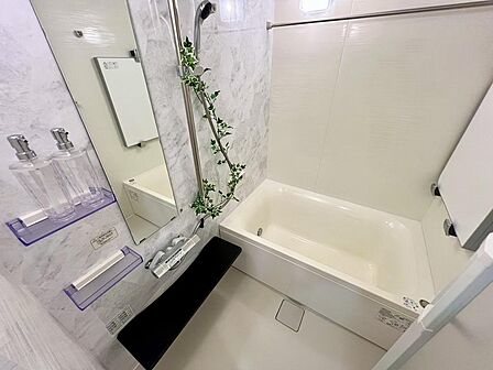 壁は大理石調で高級感が漂います
