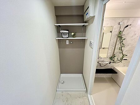 洗濯機置き場には上部に棚もあります