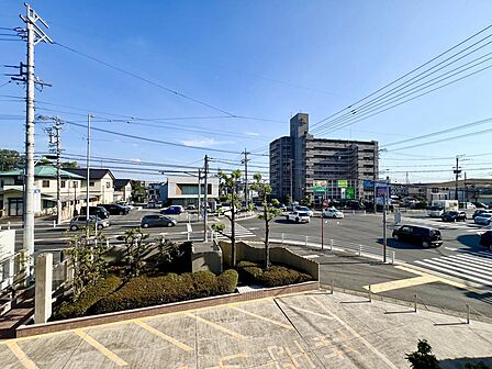 印場西交差点の北東に位置しています