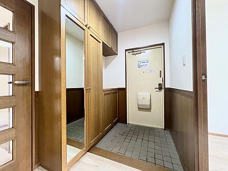 姿見付きの大容量シューズボックス