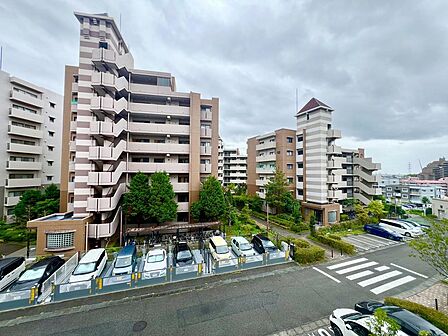 前面の棟と距離があり開けた眺望です