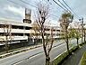 その他：広々とした通りに面し、陽光と開放感を享受する立地